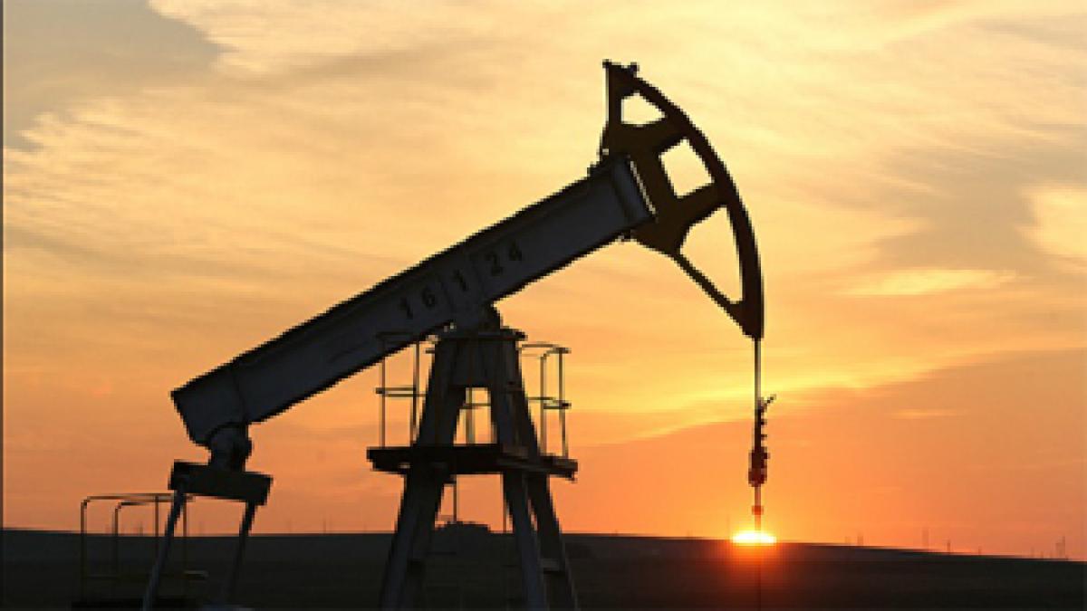 Crude oil declines on global oversupply worries